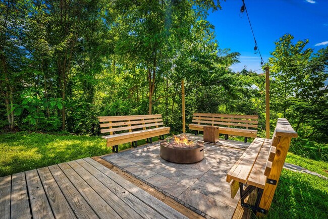 Building Photo - 208 Tunnel Ridge Dr