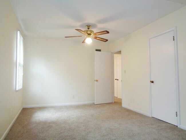 Building Photo - **Available Now** Spacious 3 Bedroom 2 Bath in Savannah!