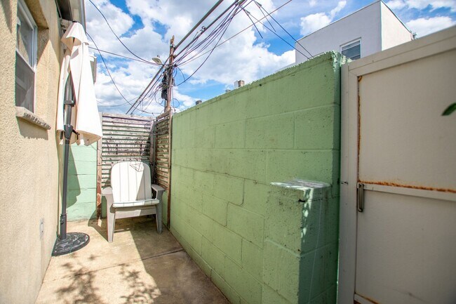 Building Photo - Excellent South Philadelphia Row Home