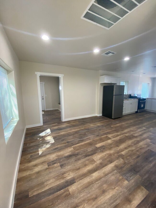 Building Photo - Gorgeous 2 Bedroom/1 Bathroom Home
