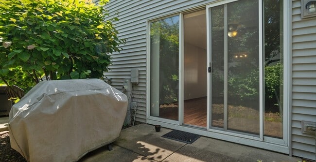 Building Photo - 295 Hunterdon Ct