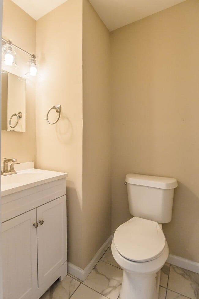 Building Photo - Pet Friendly, Renovated Home in Fox School District