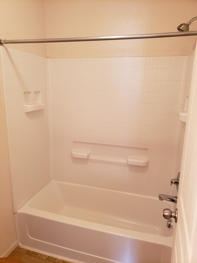Building Photo - Great looking 2 bed 1.5 bath townhouse nea...