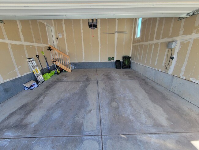 Building Photo - Stunning and spacious 4.5 bedroom, 3 bathroom home located in Morgan Hill