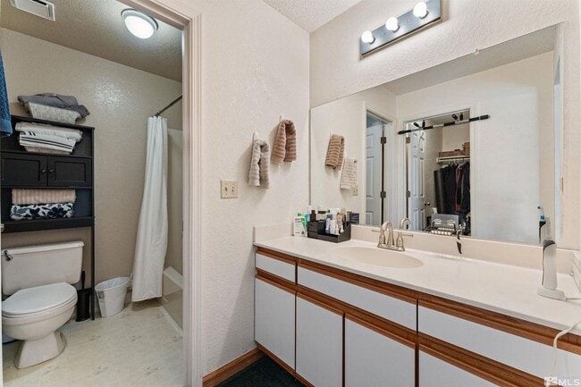 Building Photo - Rare 2016 sf home | 4 bedrooms w/ 2 primary suites and 3 bathrooms
