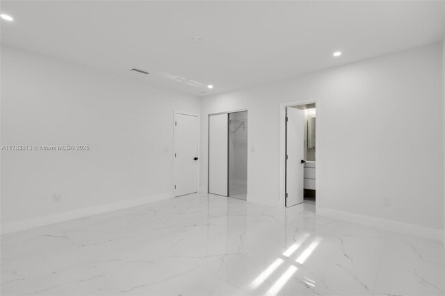 Building Photo - 7420 Beach View Dr