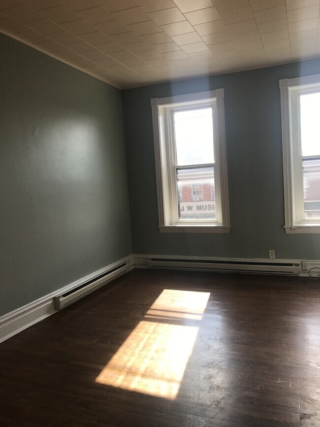 Building Photo - 122-122 N Hanover St