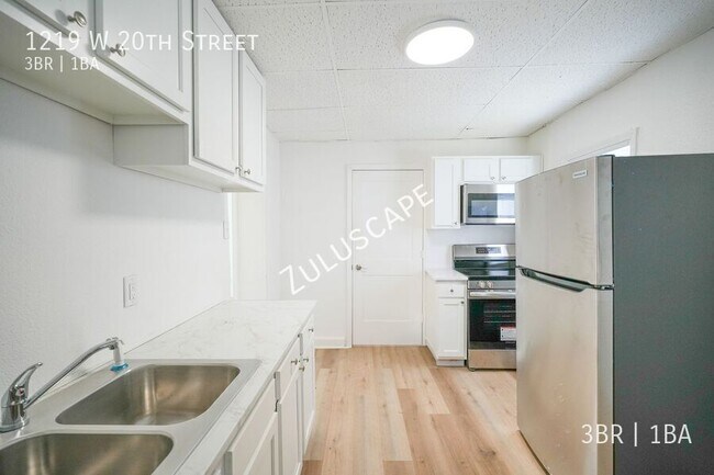 Building Photo - 1219 W 20th St