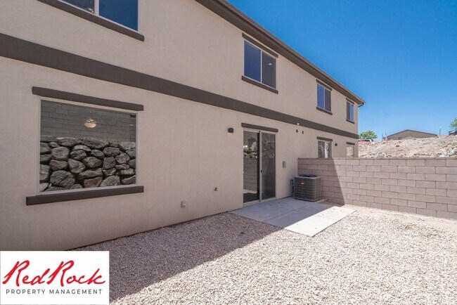Building Photo - Stunning 4 Bedroom Townhome in Hurricane Heights