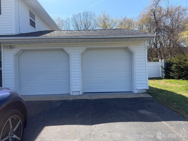 Building Photo - 13 Oakwood Dr