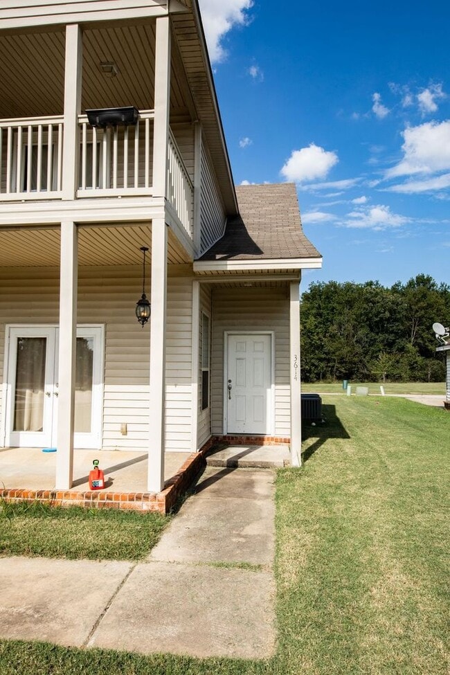 Building Photo - Three Bed / Three Bath with Fenced Yard an...