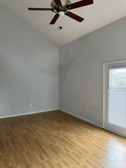 LR - 106 Lullwater Dr