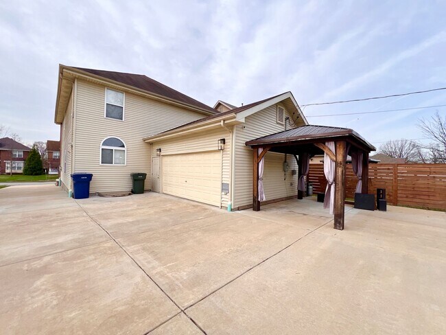 Building Photo - 6 Bed 4 Bath in West End