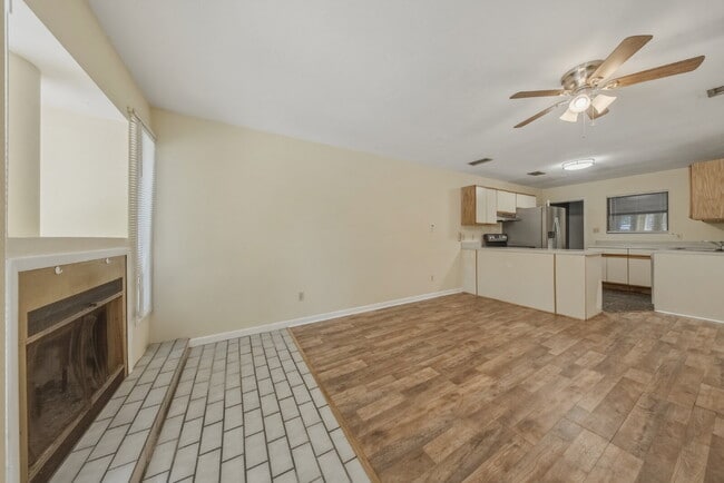 Building Photo - Spacious 2 bedroom townhouse with an additional loft located near TCC!