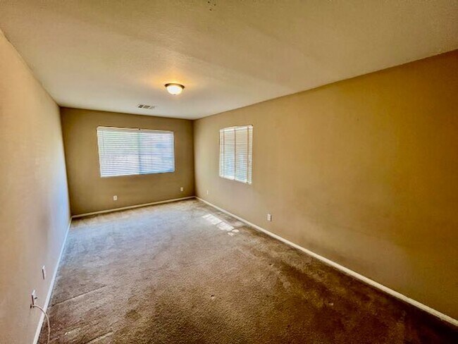 Building Photo - Sunridge Stunner! 4 Bedrooms!