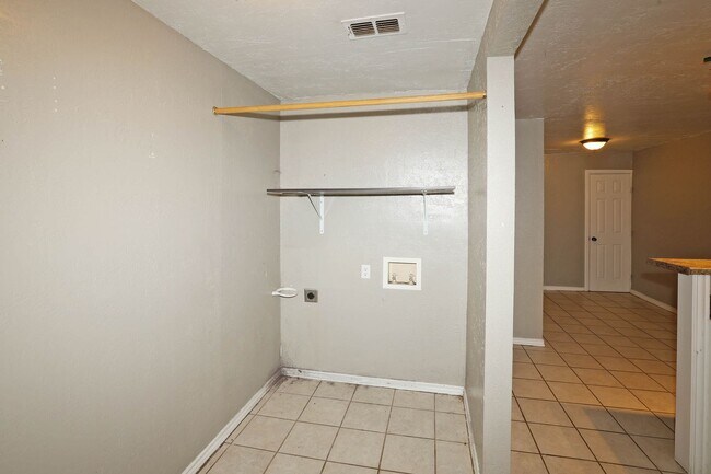 Building Photo - 3905 S Tyler St