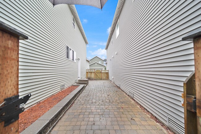 Building Photo - 3 bedroom 2.5 baths - Easy JBLM commute! - North Thurtson School District.