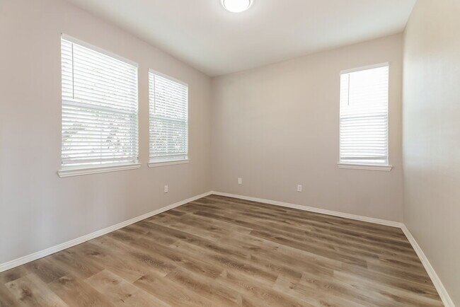 Building Photo - 1820 Plymouth Dr