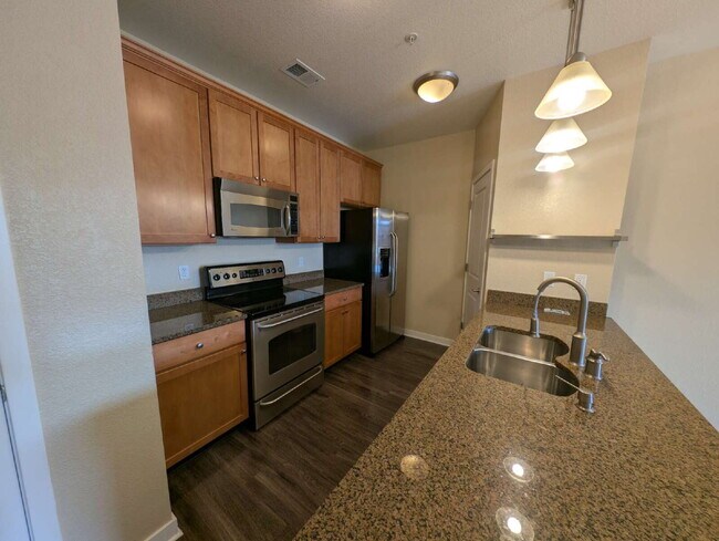 Building Photo - Beautiful 2BD/2BA Condo with Garage in Parkhill