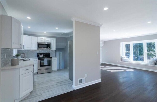 Building Photo - 3022 Trafalgar Way