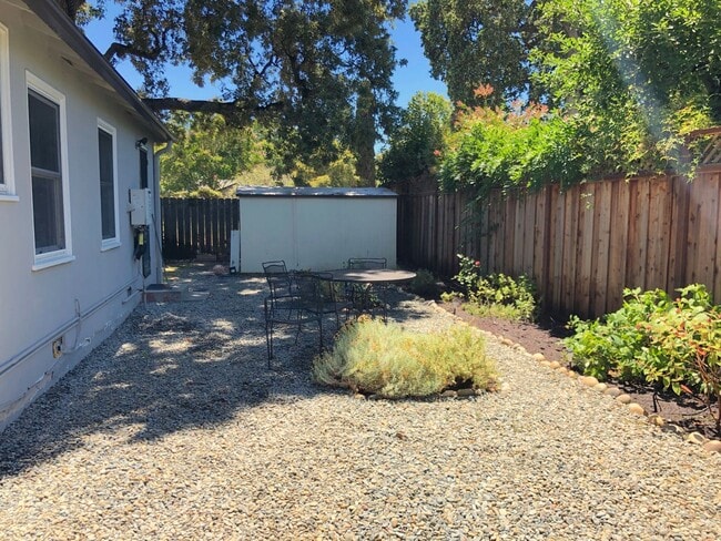Building Photo - Charming Menlo Park Home in Picturesque Ne...