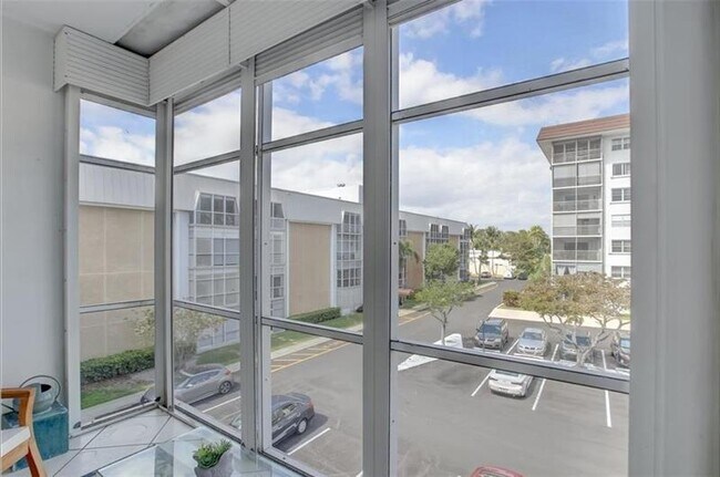 Building Photo - 3020 NE 16th Ave