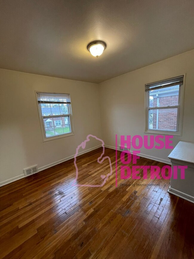 Building Photo - 3 BEDROOM | 1.5 BATH | FREE PRE SCREEN