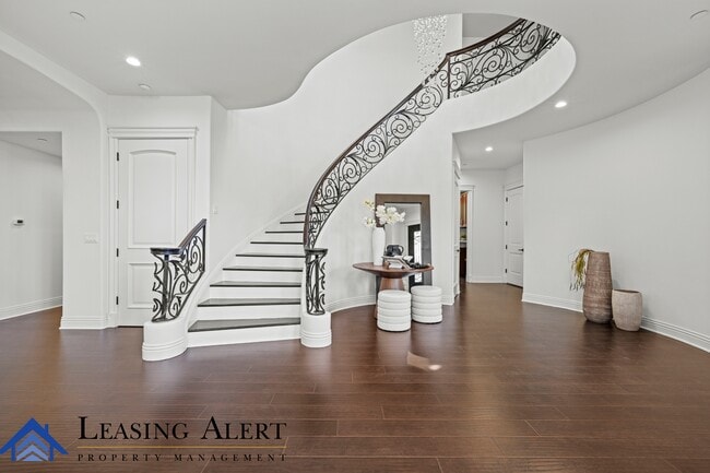 Building Photo - 5011 Hayvenhurst Ave