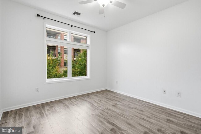 Building Photo - 301 Carson Terrace