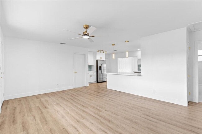 Building Photo - 533 Riverside Dr
