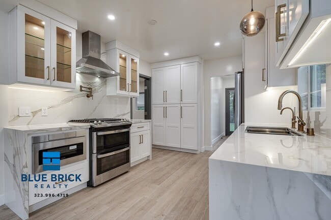 Building Photo - 5620 1/2 Radford Ave -