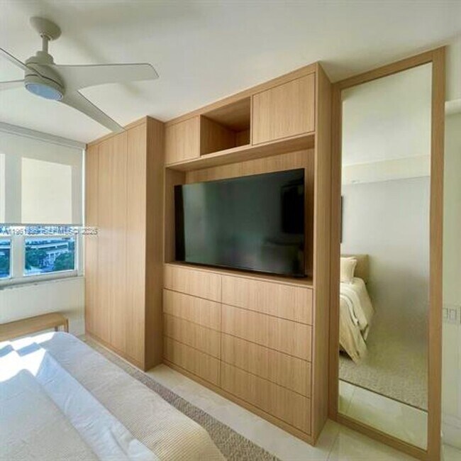 Building Photo - 888 Brickell Key Dr