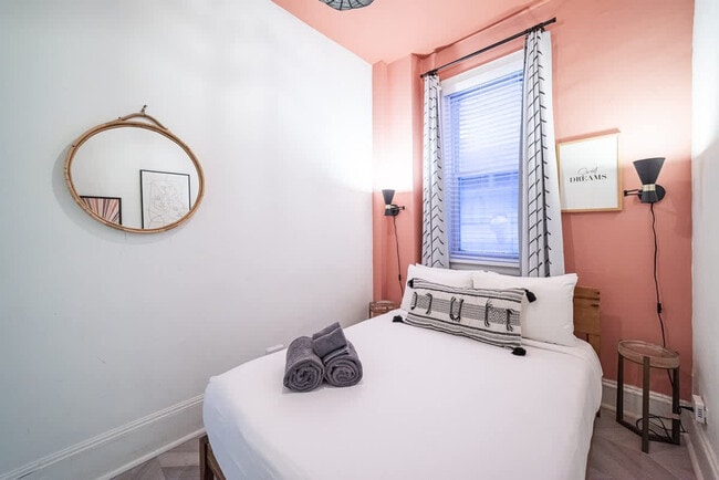 Building Photo - 1411 W Grand Ave