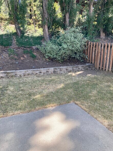 Private backyard - 333 NW Parr Dr