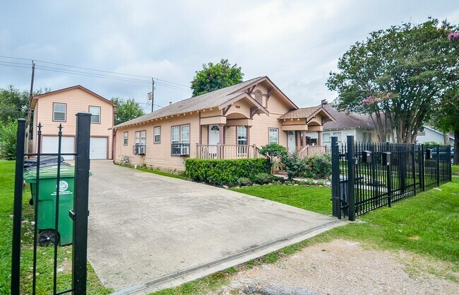 Building Photo - 303 Vincent St