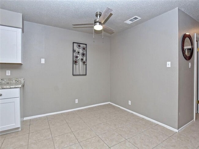 Building Photo - 8905 Pineridge Dr