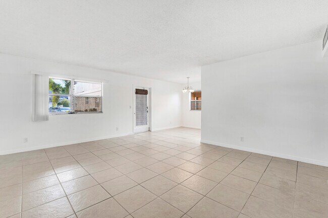 Building Photo - 541 Saxony Dr