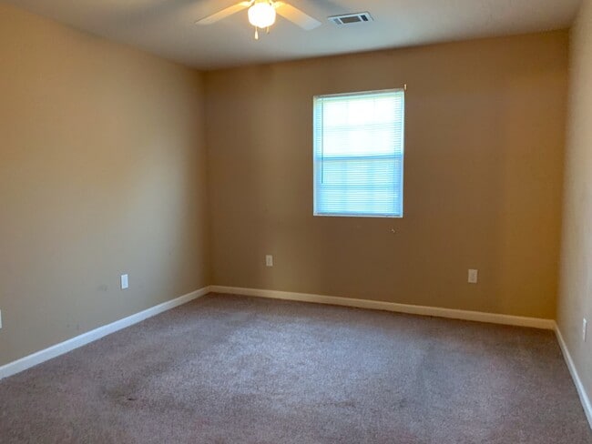 Building Photo - 3bed/2bath Home close to Community Center