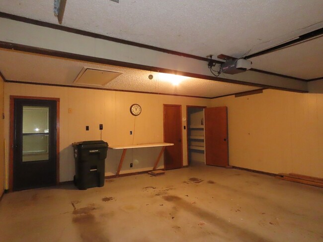Building Photo - South Tyler! Spacious 3 Bedroom, 2 Bath