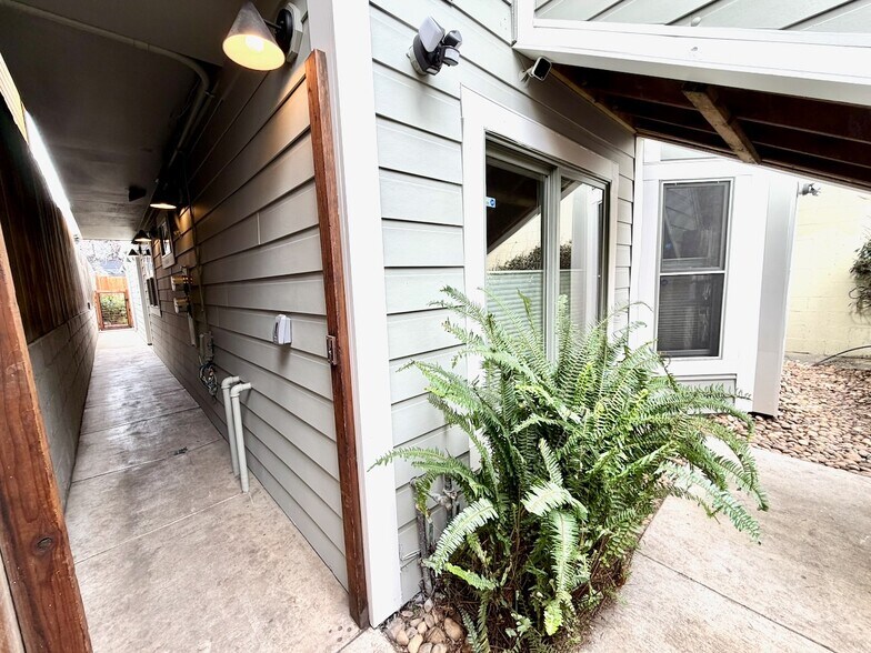 Building Photo - 3263 Louise St