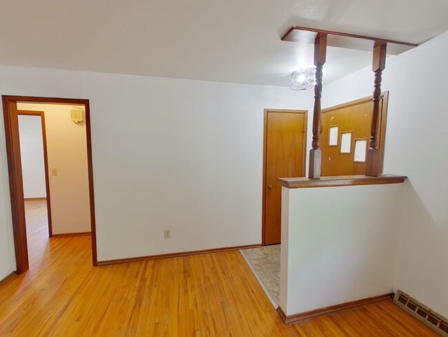 Building Photo - 104 S Mt Carmel St