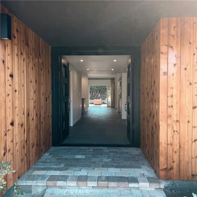 Building Photo - 15999 Via De Las Palmas