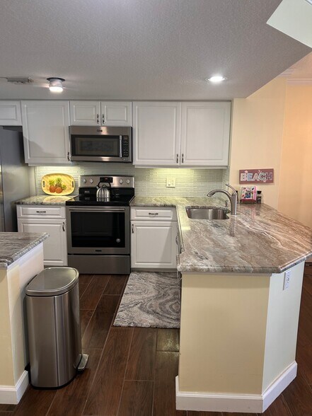 Building Photo - 5051 N Hwy A1A