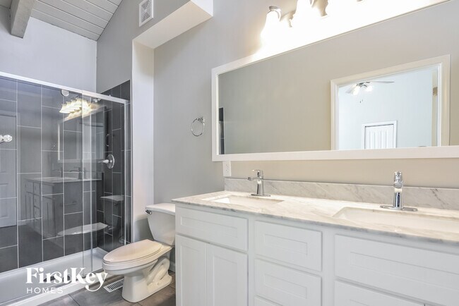 Building Photo - 11 St Valery Ct