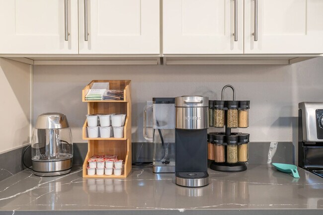 Building Photo - 3202 15th Ave W