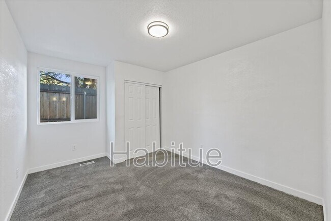 Building Photo - 2041 E Oakridge Ct