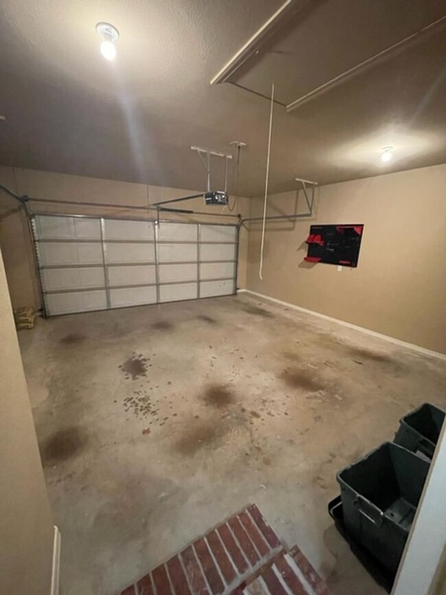 Building Photo - Stunning 3-Bedroom, 2-Bathroom Single Fami...
