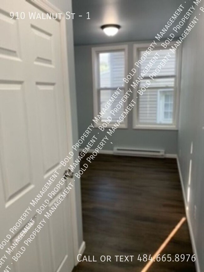 Building Photo - 910 Walnut St