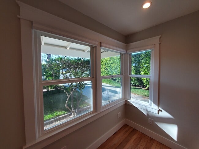 Building Photo - 10682 Center Dr