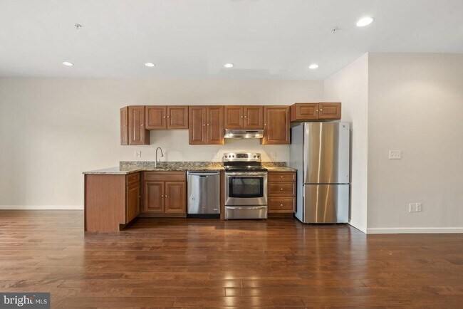 Building Photo - 118-20 Richmond St